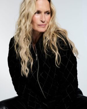 Estelle Lefébure Instagram - Quand j ai commencé à travailler , dans le secret , il y a des mois , auprès de l’équipe formidable de Grain de malice , je n’imaginais pas à quel point je serai émue de vous présenter aujourd’hui ma première collection capsule . Je souhaitais en m’inspirant de mes filles et de ma vie , qu’elle soit un mélange de rock , de glamour et d’élégance . Entre défis , créativité et passion, c’était bien plus qu’un simple partenariat , une réelle belle aventure .
J’espère qu’elle vous plaira autant qu’elle me plaît
Merci à toute l’équipe @grain_de_malice
@publicislille
@thomasdumontvip
@hugo.souchet
@elladasatoueva
@heroeshair
La collection est disponible dans toutes les boutiques et sur le site www.graindemalice.fr