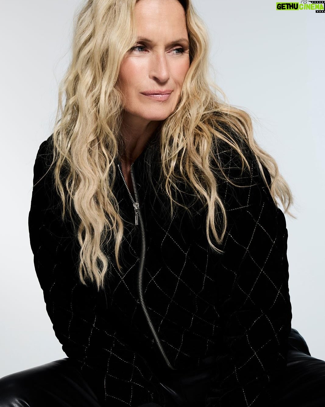 Estelle Lefébure - 11.4K Likes - Quand j ai commencé à travailler , dans le secret , il y a des mois , auprès de l’équipe formidable de Grain de malice , je n’imaginais  pas à quel point je serai émue de vous présenter aujourd’hui ma première collection capsule . Je souhaitais en m’inspirant de mes filles et de ma vie , qu’elle soit un mélange de rock , de glamour et d’élégance . Entre défis , créativité et passion, c’était bien plus qu’un simple partenariat , une réelle belle aventure .
J’espère qu’elle vous plaira autant qu’elle me plaît 
Merci à toute l’équipe @grain_de_malice 
@publicislille
@thomasdumontvip
@hugo.souchet
@elladasatoueva
@heroeshair 

La collection est disponible dans toutes les boutiques et sur le site www.graindemalice.fr
