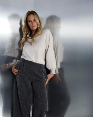 Estelle Lefébure Instagram - Quand j ai commencé à travailler , dans le secret , il y a des mois , auprès de l’équipe formidable de Grain de malice , je n’imaginais pas à quel point je serai émue de vous présenter aujourd’hui ma première collection capsule . Je souhaitais en m’inspirant de mes filles et de ma vie , qu’elle soit un mélange de rock , de glamour et d’élégance . Entre défis , créativité et passion, c’était bien plus qu’un simple partenariat , une réelle belle aventure .
J’espère qu’elle vous plaira autant qu’elle me plaît
Merci à toute l’équipe @grain_de_malice
@publicislille
@thomasdumontvip
@hugo.souchet
@elladasatoueva
@heroeshair
La collection est disponible dans toutes les boutiques et sur le site www.graindemalice.fr