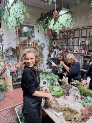 Eva Herzigová Instagram - When in Prague ❤️ with friends 
Vázání vánočních věnců s Terezkou a spol!❤️ Žánko díky moc ze jsi to takhle krásně zorganizovala.  Bylo to krásné.
