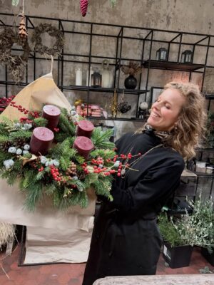 Eva Herzigová Instagram - When in Prague ❤️ with friends 
Vázání vánočních věnců s Terezkou a spol!❤️ Žánko díky moc ze jsi to takhle krásně zorganizovala.  Bylo to krásné.