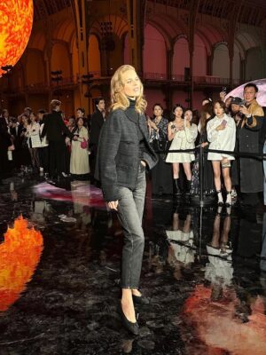 Eva Herzigová Instagram - “Le Chanel of the Future” absolutely deliscious, so fresh and alive.  Thank you @matthieu_blazy @chanelofficial ❤️

My beauty team @tiinaroivainen @alessandrorebecchi @zzotalents @clementlomellini