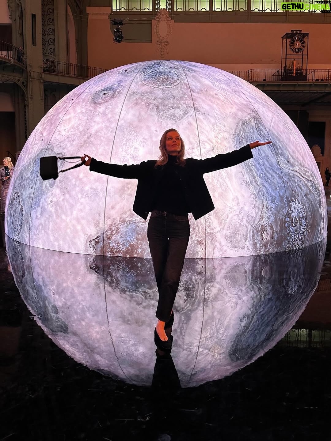 Eva Herzigová - 6K Likes - “Le Chanel of the Future” absolutely deliscious, so fresh and alive.  Thank you @matthieu_blazy @chanelofficial ❤️

My beauty team @tiinaroivainen @alessandrorebecchi @zzotalents @clementlomellini