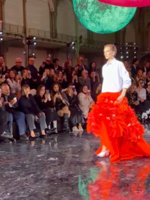 Eva Herzigová Instagram - “Le Chanel of the Future” absolutely deliscious, so fresh and alive.  Thank you @matthieu_blazy @chanelofficial ❤️

My beauty team @tiinaroivainen @alessandrorebecchi @zzotalents @clementlomellini