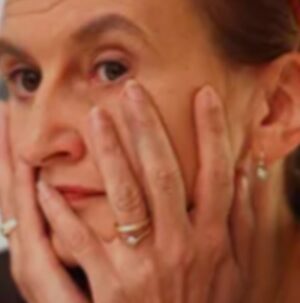 Eva Holubová Instagram - Je to tady rychleji, nez jsem cekala. Uverila jsem , ze @andrejbabis prece jenom neni az takovej poskok Kremlu? Ale proc? Co jsem si myslela? I u neho se da zrejme predpokladat, ze se pojede v predklonu ohlasit do Moskvy. Babisi, sakra, zkazil jsi cely “Gaudete»! Ne, takovou moc nemas. Ani Ty, ani Klausova Micinka, pouze my musime projevit vice sily a kreativity, jak ty vase svinstva napravit. Tak honem rychle vycistit mysl, o to vic zvednout koutky nahoru. Moc mne budou zajimat reakce, potazmo ciny opozice. @ods.cz @starostove @top09_cz @kducsl @pirati.cz Co budete delat? 😂😳🙏✌🏻🇨🇿🇺🇦 V budove Tibetske vlady je obraz zvirat a ptaka stojici na sobe. Znazornuje, jak se mame my lide semkonout. Davam sem fotku maleho Dalajlamy, nebot uz tehdy z neho jde na mne klid. Mozna vas rozveseli duo @ctvrtniczech a @milan_steindler a jestli ani to ne, tak nezbyva, nez si dat kachnu na hlavu. 👊🏽