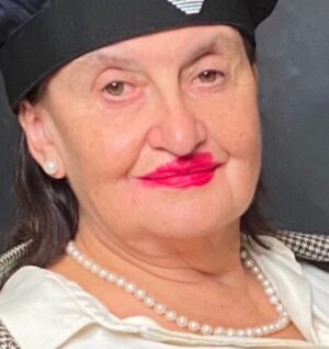 Eva Holubová Instagram - Dekuju za reakce moji navstevy Indie, na vase prani napisu vic, jenom, co si to vsechno poskladam v hlave. A taky se zbavim toho , co jsem si opet privezla z letadla, nesnasim klimatizaci a casto z ni neco chytnu. Testy na chripku apod. mam negativni, nakazliva nejsem, takze to opet odnesly pouze prudusky. Chodim hrat, divaci jsou bajecni, vcera nam zase vstali a ja mela pocit, jakoby mne privitali ve vlasti. Samozrejme to tak nebylo, ale mne to udelalo velkou radost. Pak jeste nekolik setkani po predstaveni, kratka a letma, ale velmi, velmi mne potesila. Videt české, moravské a dokonce i slovenské usměvavé tváře, to byla velká radost. Takže prave “Gaudete”!!! Jinak mám pořád v sobě ty úsměvy i odhodlanou hrdost Tibetanu, bohorovnost JS Dalajlamy, kazdou noc se mi zda, ze jsem tam. Taky vam vice napisu o @czechssupporttibet . Zatim se muzete mrknout na nas profil. Jestli jeste nemate pro vsechny darky, doporucuju knihu “Dalajlama a Havel “ / autorky Bursikova, Prochazkova/. Odbourala jsem ze sveho zivota spoustu nesvaru a podarilo se mi zavest spoustu dobreho, ale porad jeste mam obcas neklidnou mysl, zbrkle posuzovani a uvazovani, nekompromisni posuzovani a hlavne odsuzovani druhych. Nechci byt pokrytecky milosrdna, chci se stat rozvaznou a spravedlivou, jak toho jenom jsem nejlepe schopna. JS, Budhismus, ale i krestanstvi , Tomas Halik, Petr Vacik, Tomas Poula a Lada Heryan jsou v tom velci ucitele. A samozrejme i Vaclav Havel. Nejde o politiku, jde o pristup k lidem, jejich cinum, nazorum. Nejde o odpusteni, toho napr. u Putina nejsem schopna, jde o pochopeni a teprve nasledne posouzeni, odsouzeni. Neskryvam, ze mne slozeni dnesni vlady trapi, nikoliv kvuli jejim clenum osobne, ale kvuli pochybnostem o jejich kompetenci a moralnimu kreditu, bojim se o budoucnost nasi zeme, koho bych ale chtela pochopit, jsou jeji voliči. My jsme totiz na jedne lodi, at chceme nebo ne, odneseme to vsichni stejne. A uz se ukazuji chyby, hrozi nebezpeci valky a Okamura zakaze nasi statni dekegaci ucast na shromazdeni NATO. Vzdyt by nemuseli souhlasit, ale vzdat se informaci😳.Tohle se pochopit neda. Zbrkle a okazale sundani ukrajinske vlajky!!!! Holt mistr prazdnych gest.😂
