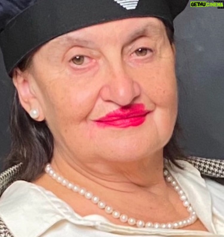 Eva Holubová - 3K Likes - Dekuju za reakce moji navstevy Indie, na vase prani napisu vic, jenom, co si to vsechno poskladam v hlave. A taky se zbavim toho , co jsem si opet privezla z letadla, nesnasim klimatizaci a casto z ni neco chytnu. Testy na chripku apod. mam negativni, nakazliva nejsem, takze to opet odnesly pouze prudusky. Chodim hrat, divaci jsou bajecni, vcera nam zase vstali a ja mela pocit, jakoby mne privitali ve vlasti. Samozrejme to tak nebylo, ale mne to udelalo velkou radost. Pak jeste nekolik setkani po predstaveni, kratka a letma, ale velmi, velmi mne potesila. Videt české, moravské a dokonce i slovenské usměvavé tváře, to byla velká radost. Takže prave “Gaudete”!!! Jinak mám pořád v sobě ty úsměvy i odhodlanou hrdost Tibetanu, bohorovnost JS Dalajlamy, kazdou noc se mi zda, ze jsem tam. Taky vam vice napisu o @czechssupporttibet . Zatim se muzete mrknout na nas profil. Jestli jeste nemate pro vsechny darky, doporucuju knihu “Dalajlama a Havel “ / autorky Bursikova, Prochazkova/. Odbourala jsem ze sveho zivota spoustu nesvaru a podarilo se mi zavest spoustu dobreho, ale porad jeste mam obcas neklidnou mysl, zbrkle posuzovani a uvazovani, nekompromisni posuzovani a hlavne odsuzovani druhych. Nechci byt pokrytecky milosrdna, chci se stat rozvaznou a spravedlivou, jak toho jenom jsem nejlepe schopna. JS, Budhismus, ale i krestanstvi , Tomas Halik, Petr Vacik, Tomas Poula a Lada Heryan jsou v tom velci ucitele. A samozrejme i Vaclav Havel. Nejde o politiku, jde o pristup k lidem, jejich cinum, nazorum. Nejde o odpusteni, toho napr. u Putina nejsem schopna, jde o pochopeni a teprve nasledne posouzeni, odsouzeni. Neskryvam, ze mne slozeni dnesni vlady trapi, nikoliv kvuli jejim clenum osobne, ale kvuli pochybnostem o jejich kompetenci a moralnimu kreditu, bojim se o budoucnost nasi zeme, koho bych ale chtela pochopit, jsou jeji voliči. My jsme totiz na jedne lodi, at chceme nebo ne, odneseme to vsichni stejne. A uz se ukazuji chyby, hrozi nebezpeci valky a Okamura zakaze nasi statni dekegaci ucast na shromazdeni NATO. Vzdyt by nemuseli souhlasit, ale vzdat se informaci😳.Tohle se pochopit neda. Zbrkle a okazale sundani ukrajinske vlajky!!!! Holt mistr prazdnych gest.😂