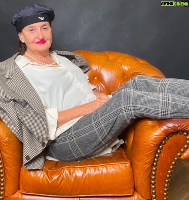 Eva Holubová - 3K Likes - Dekuju za reakce moji navstevy Indie, na vase prani napisu vic, jenom, co si to vsechno poskladam v hlave. A taky se zbavim toho , co jsem si opet privezla z letadla, nesnasim klimatizaci a casto z ni neco chytnu. Testy na chripku apod. mam negativni, nakazliva nejsem, takze to opet odnesly pouze prudusky. Chodim hrat, divaci jsou bajecni, vcera nam zase vstali a ja mela pocit, jakoby mne privitali ve vlasti. Samozrejme to tak nebylo, ale mne to udelalo velkou radost. Pak jeste nekolik setkani po predstaveni, kratka a letma, ale velmi, velmi mne potesila. Videt české, moravské a dokonce i slovenské usměvavé tváře, to byla velká radost. Takže prave “Gaudete”!!! Jinak mám pořád v sobě ty úsměvy i odhodlanou hrdost Tibetanu, bohorovnost JS Dalajlamy, kazdou noc se mi zda, ze jsem tam. Taky vam vice napisu o @czechssupporttibet . Zatim se muzete mrknout na nas profil. Jestli jeste nemate pro vsechny darky, doporucuju knihu “Dalajlama a Havel “ / autorky Bursikova, Prochazkova/. Odbourala jsem ze sveho zivota spoustu nesvaru a podarilo se mi zavest spoustu dobreho, ale porad jeste mam obcas neklidnou mysl, zbrkle posuzovani a uvazovani, nekompromisni posuzovani a hlavne odsuzovani druhych. Nechci byt pokrytecky milosrdna, chci se stat rozvaznou a spravedlivou, jak toho jenom jsem nejlepe schopna. JS, Budhismus, ale i krestanstvi , Tomas Halik, Petr Vacik, Tomas Poula a Lada Heryan jsou v tom velci ucitele. A samozrejme i Vaclav Havel. Nejde o politiku, jde o pristup k lidem, jejich cinum, nazorum. Nejde o odpusteni, toho napr. u Putina nejsem schopna, jde o pochopeni a teprve nasledne posouzeni, odsouzeni. Neskryvam, ze mne slozeni dnesni vlady trapi, nikoliv kvuli jejim clenum osobne, ale kvuli pochybnostem o jejich kompetenci a moralnimu kreditu, bojim se o budoucnost nasi zeme, koho bych ale chtela pochopit, jsou jeji voliči. My jsme totiz na jedne lodi, at chceme nebo ne, odneseme to vsichni stejne. A uz se ukazuji chyby, hrozi nebezpeci valky a Okamura zakaze nasi statni dekegaci ucast na shromazdeni NATO. Vzdyt by nemuseli souhlasit, ale vzdat se informaci😳.Tohle se pochopit neda. Zbrkle a okazale sundani ukrajinske vlajky!!!! Holt mistr prazdnych gest.😂