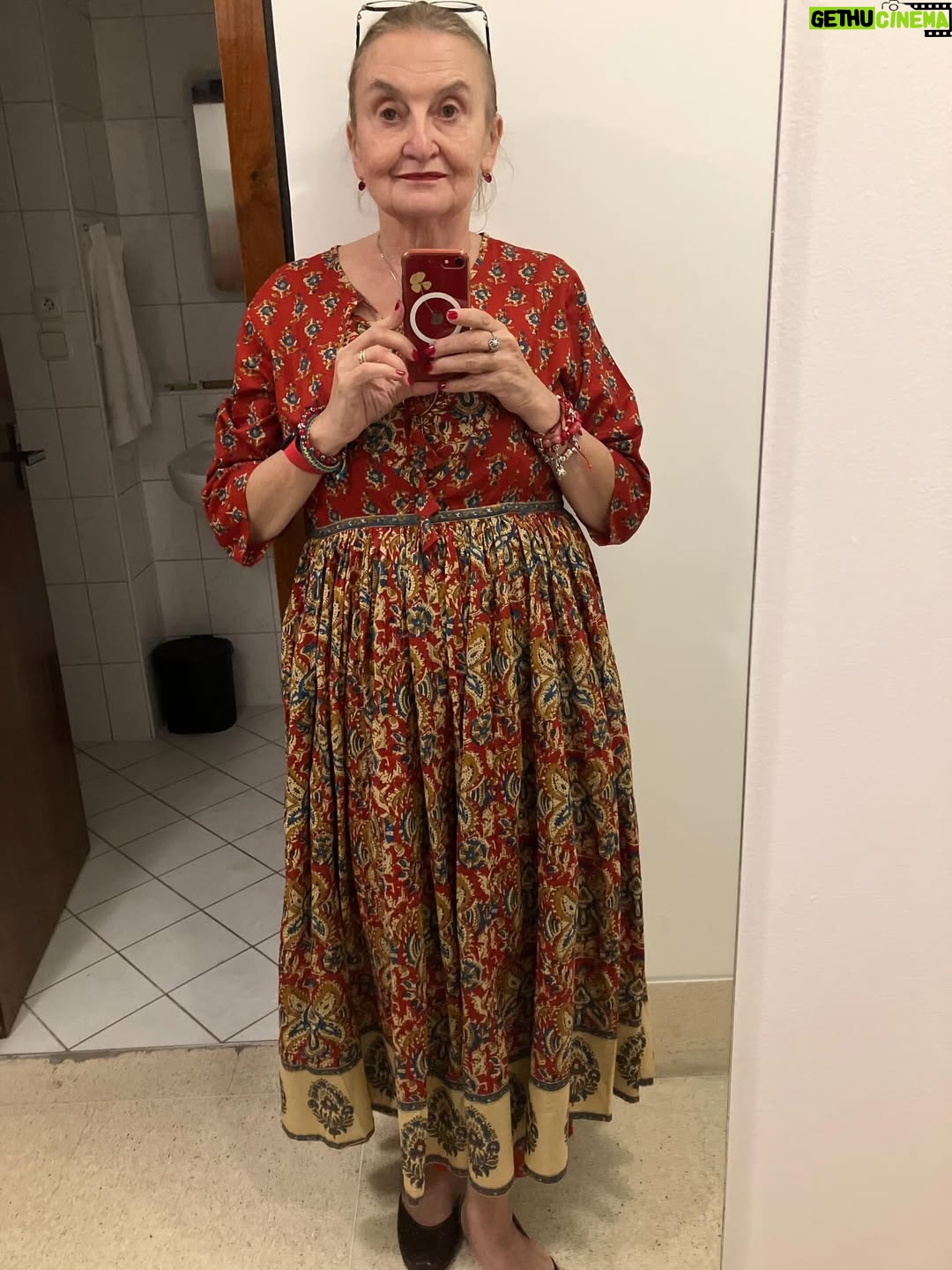 Eva Holubová - 5.7K Likes - Tak jsem vcera priletela, praskla sebou v obyvaku na pohovku a propadla se . Jeste jsem se vlastne uplne nevratila cela. A nez tak ucinim, musim si toho spoustu srovnat. Díky Vsem a Vsemu, ze jesm to mohla zazit a moc bych to chtela predat i vam , kteri o to budete mit zajem. @czechssupporttibet , tohle je nase organizace, jejiz jsem patronkou, ale zalozila ji @katerina_jacques @premysl_rabas_senator_chomutov , samozrejme Martin Bursik. A ja bych byla rada, abyste ji poznali, abyste poznali JS, jeho Svět, je o vasim Světem a vita vas s otevrenou naruci. Je to dulezite pro osobni rozvoj, osobni strasti, ze kterych je nas budhismus schopen vymanit, ale dulezite to je i v pohledu na Svet a zivot v nem. Posiluje lasku k zivotu a viru v nadeji. Citim jako uzasnou shodu, ze zrovna dnes budeme zapalovat treti svicku , ruzovou , GAUDETE!!!! 🕊️😌❤️Radujme se ze zivota, kdykoliv to jde, naplno a se vsemi, a kdyz to opravdu vypada, ze to nejde, vzpomente na ukrajinske lidi v krytu, cim prochazeji a jaka z nich jde sila, kdyz zpivaji. Tibetane o tom vi sve. Vzali nas do muzea, na konci expozice byly zabery brutalnich zasahu čínských těžkooděnců, na hořící pochodně, mladých lidi, kteří se upaluji ma protest proti čínskému teroru. Nikdo nevi, kolik od 2009 presne, ale vice, jak 160. Cina taky “zabavuje” tibetskym rodinam deti a dava je na prevychovu. Musi to ukrutne bolet, ale Tibetane dovedou zatnout zuby a neustoupit i za tyhle obeti. A dal se hlasi o sva prava. A mizi jedna Tibetska vesnice za druhou, probiha genocida….a?? Hezkou adventni nedeli, Gaudete, a s ni at mam soucit a lasku k bliznimu.
Priste vam povim, jak jsem byla hrda na nase politiky, vzdelane, chytre, vtipne, ale i velmi shovivave vuci nam lajkum.