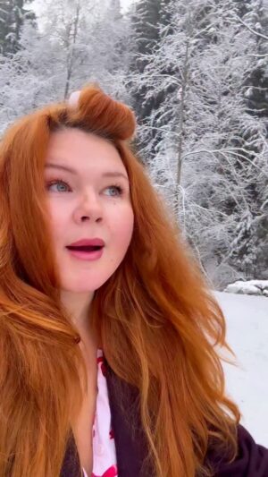 Eva Kramerová Instagram - ✨Neboj sa byť výnimočná ako slivka v kapustnici😂
Všetky outfity na vianočnú firemku mám  z @lindexofficial 🎀