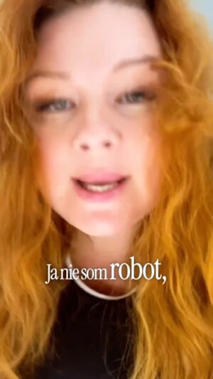 Eva Kramerová Instagram - NIE SOM ROBOT ! 🤖😂✨ a už nech sa ma to nikto nepýta ! 💖😂🌸 love you divas