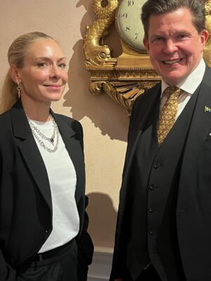 Eva Röse Instagram - Måndag. Tänker på veckan som gick.
Allt man gör. Livet.
Lunch med Talmannen i Riksdagen. Exklusivt samtal om viktiga saker. Upplyft.. Intim middag med ikonen Isabella Rosselini i regi av Filmfestivalen. Inspirerad. Firade älskad vän som fyllde 40. Lycklig. Jubileum med ljuvliga kollegor som läser in ljudböcker. Livlig. Begravde en älskad älskad vän alldeles i helvete för tidigt. Förkrossad. Hämtade tröst i naturen med en av pojkarna. Mjuk. Polisanmälde storbolag och skapade rubriker tillsammans med livsviktiga organisationen ChildX. Eldad. Var på Tutancamon utställning med VR. Tveksam. Landade i skrivarlyan för att tänka i tystnad. Tacksam. Men grundledsen för förlusten av Lisa. Tänker på alla som förlorar sina älskade. Föräldrar,barn,familj. Tänder ljus. Tar sats för denna vecka. 🕯️❤️(Vad gör ni?) @sveriges_riksdag @talman.andreas.norlen @isabellarossellini @stockholmfilmfestival @broomeemma @idaanderssooon @lisaknappjohnson @childxfoundation #bonnieraudio @hallgrenfrida @mirja_turestedt @millhagenlivia @ellenjelinek @albertbonniersforlag