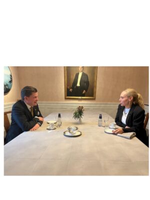 Eva Röse Instagram - Måndag. Tänker på veckan som gick.
Allt man gör. Livet.
Lunch med Talmannen i Riksdagen. Exklusivt samtal om viktiga saker. Upplyft.. Intim middag med ikonen Isabella Rosselini i regi av Filmfestivalen. Inspirerad. Firade älskad vän som fyllde 40. Lycklig. Jubileum med ljuvliga kollegor som läser in ljudböcker. Livlig. Begravde en älskad älskad vän alldeles i helvete för tidigt. Förkrossad. Hämtade tröst i naturen med en av pojkarna. Mjuk. Polisanmälde storbolag och skapade rubriker tillsammans med livsviktiga organisationen ChildX. Eldad. Var på Tutancamon utställning med VR. Tveksam. Landade i skrivarlyan för att tänka i tystnad. Tacksam. Men grundledsen för förlusten av Lisa. Tänker på alla som förlorar sina älskade. Föräldrar,barn,familj. Tänder ljus. Tar sats för denna vecka. 🕯️❤️(Vad gör ni?) @sveriges_riksdag @talman.andreas.norlen @isabellarossellini @stockholmfilmfestival @broomeemma @idaanderssooon @lisaknappjohnson @childxfoundation #bonnieraudio @hallgrenfrida @mirja_turestedt @millhagenlivia @ellenjelinek @albertbonniersforlag