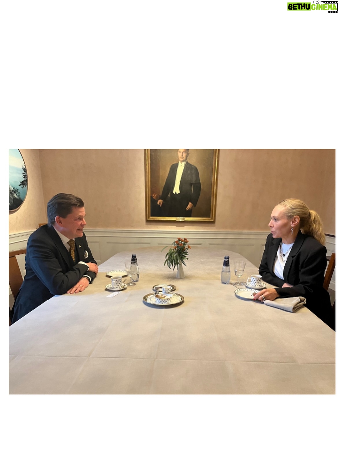 Eva Röse - 6.2K Likes - Måndag. Tänker på veckan som gick.
Allt man gör. Livet.
Lunch med Talmannen i Riksdagen. Exklusivt samtal om viktiga saker. Upplyft.. Intim middag med ikonen Isabella Rosselini i regi av Filmfestivalen. Inspirerad. Firade älskad vän som fyllde 40. Lycklig. Jubileum med ljuvliga kollegor som läser in ljudböcker. Livlig. Begravde en älskad älskad vän alldeles i helvete för tidigt. Förkrossad. Hämtade tröst i naturen med en av pojkarna. Mjuk. Polisanmälde storbolag och skapade rubriker tillsammans med livsviktiga organisationen ChildX. Eldad. Var på Tutancamon utställning med VR. Tveksam. Landade i skrivarlyan för att tänka i tystnad. Tacksam. Men grundledsen för förlusten av Lisa. Tänker på alla som förlorar sina älskade. Föräldrar,barn,familj. Tänder ljus. Tar sats för denna vecka. 🕯️❤️(Vad gör ni?) @sveriges_riksdag @talman.andreas.norlen @isabellarossellini @stockholmfilmfestival @broomeemma @idaanderssooon @lisaknappjohnson @childxfoundation #bonnieraudio @hallgrenfrida @mirja_turestedt @millhagenlivia @ellenjelinek @albertbonniersforlag