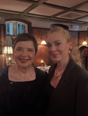 Eva Röse Instagram - Måndag. Tänker på veckan som gick.
Allt man gör. Livet.
Lunch med Talmannen i Riksdagen. Exklusivt samtal om viktiga saker. Upplyft.. Intim middag med ikonen Isabella Rosselini i regi av Filmfestivalen. Inspirerad. Firade älskad vän som fyllde 40. Lycklig. Jubileum med ljuvliga kollegor som läser in ljudböcker. Livlig. Begravde en älskad älskad vän alldeles i helvete för tidigt. Förkrossad. Hämtade tröst i naturen med en av pojkarna. Mjuk. Polisanmälde storbolag och skapade rubriker tillsammans med livsviktiga organisationen ChildX. Eldad. Var på Tutancamon utställning med VR. Tveksam. Landade i skrivarlyan för att tänka i tystnad. Tacksam. Men grundledsen för förlusten av Lisa. Tänker på alla som förlorar sina älskade. Föräldrar,barn,familj. Tänder ljus. Tar sats för denna vecka. 🕯️❤️(Vad gör ni?) @sveriges_riksdag @talman.andreas.norlen @isabellarossellini @stockholmfilmfestival @broomeemma @idaanderssooon @lisaknappjohnson @childxfoundation #bonnieraudio @hallgrenfrida @mirja_turestedt @millhagenlivia @ellenjelinek @albertbonniersforlag