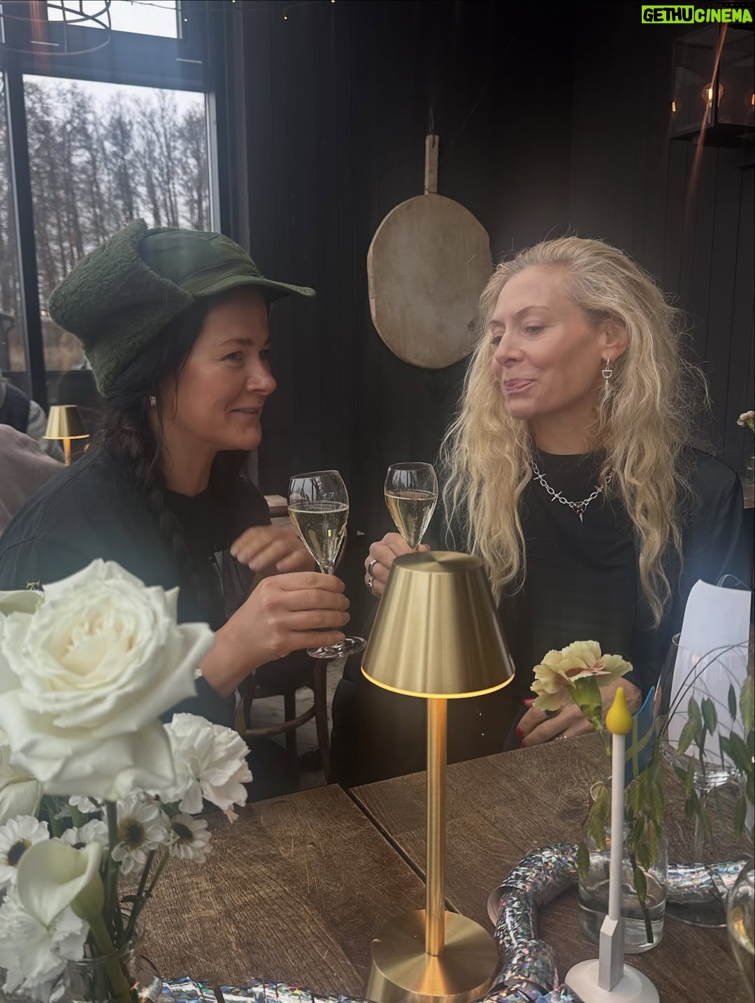 Eva Röse - 6.2K Likes - Måndag. Tänker på veckan som gick.
Allt man gör. Livet.
Lunch med Talmannen i Riksdagen. Exklusivt samtal om viktiga saker. Upplyft.. Intim middag med ikonen Isabella Rosselini i regi av Filmfestivalen. Inspirerad. Firade älskad vän som fyllde 40. Lycklig. Jubileum med ljuvliga kollegor som läser in ljudböcker. Livlig. Begravde en älskad älskad vän alldeles i helvete för tidigt. Förkrossad. Hämtade tröst i naturen med en av pojkarna. Mjuk. Polisanmälde storbolag och skapade rubriker tillsammans med livsviktiga organisationen ChildX. Eldad. Var på Tutancamon utställning med VR. Tveksam. Landade i skrivarlyan för att tänka i tystnad. Tacksam. Men grundledsen för förlusten av Lisa. Tänker på alla som förlorar sina älskade. Föräldrar,barn,familj. Tänder ljus. Tar sats för denna vecka. 🕯️❤️(Vad gör ni?) @sveriges_riksdag @talman.andreas.norlen @isabellarossellini @stockholmfilmfestival @broomeemma @idaanderssooon @lisaknappjohnson @childxfoundation #bonnieraudio @hallgrenfrida @mirja_turestedt @millhagenlivia @ellenjelinek @albertbonniersforlag