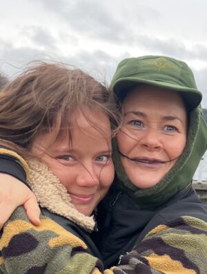 Eva Röse Instagram - Måndag. Tänker på veckan som gick.
Allt man gör. Livet.
Lunch med Talmannen i Riksdagen. Exklusivt samtal om viktiga saker. Upplyft.. Intim middag med ikonen Isabella Rosselini i regi av Filmfestivalen. Inspirerad. Firade älskad vän som fyllde 40. Lycklig. Jubileum med ljuvliga kollegor som läser in ljudböcker. Livlig. Begravde en älskad älskad vän alldeles i helvete för tidigt. Förkrossad. Hämtade tröst i naturen med en av pojkarna. Mjuk. Polisanmälde storbolag och skapade rubriker tillsammans med livsviktiga organisationen ChildX. Eldad. Var på Tutancamon utställning med VR. Tveksam. Landade i skrivarlyan för att tänka i tystnad. Tacksam. Men grundledsen för förlusten av Lisa. Tänker på alla som förlorar sina älskade. Föräldrar,barn,familj. Tänder ljus. Tar sats för denna vecka. 🕯️❤️(Vad gör ni?) @sveriges_riksdag @talman.andreas.norlen @isabellarossellini @stockholmfilmfestival @broomeemma @idaanderssooon @lisaknappjohnson @childxfoundation #bonnieraudio @hallgrenfrida @mirja_turestedt @millhagenlivia @ellenjelinek @albertbonniersforlag