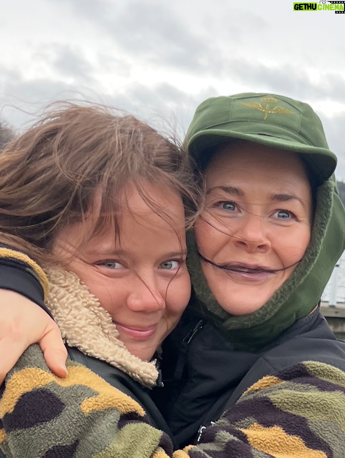 Eva Röse - 6.2K Likes - Måndag. Tänker på veckan som gick.
Allt man gör. Livet.
Lunch med Talmannen i Riksdagen. Exklusivt samtal om viktiga saker. Upplyft.. Intim middag med ikonen Isabella Rosselini i regi av Filmfestivalen. Inspirerad. Firade älskad vän som fyllde 40. Lycklig. Jubileum med ljuvliga kollegor som läser in ljudböcker. Livlig. Begravde en älskad älskad vän alldeles i helvete för tidigt. Förkrossad. Hämtade tröst i naturen med en av pojkarna. Mjuk. Polisanmälde storbolag och skapade rubriker tillsammans med livsviktiga organisationen ChildX. Eldad. Var på Tutancamon utställning med VR. Tveksam. Landade i skrivarlyan för att tänka i tystnad. Tacksam. Men grundledsen för förlusten av Lisa. Tänker på alla som förlorar sina älskade. Föräldrar,barn,familj. Tänder ljus. Tar sats för denna vecka. 🕯️❤️(Vad gör ni?) @sveriges_riksdag @talman.andreas.norlen @isabellarossellini @stockholmfilmfestival @broomeemma @idaanderssooon @lisaknappjohnson @childxfoundation #bonnieraudio @hallgrenfrida @mirja_turestedt @millhagenlivia @ellenjelinek @albertbonniersforlag