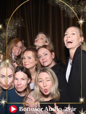 Eva Röse Instagram - Måndag. Tänker på veckan som gick.
Allt man gör. Livet.
Lunch med Talmannen i Riksdagen. Exklusivt samtal om viktiga saker. Upplyft.. Intim middag med ikonen Isabella Rosselini i regi av Filmfestivalen. Inspirerad. Firade älskad vän som fyllde 40. Lycklig. Jubileum med ljuvliga kollegor som läser in ljudböcker. Livlig. Begravde en älskad älskad vän alldeles i helvete för tidigt. Förkrossad. Hämtade tröst i naturen med en av pojkarna. Mjuk. Polisanmälde storbolag och skapade rubriker tillsammans med livsviktiga organisationen ChildX. Eldad. Var på Tutancamon utställning med VR. Tveksam. Landade i skrivarlyan för att tänka i tystnad. Tacksam. Men grundledsen för förlusten av Lisa. Tänker på alla som förlorar sina älskade. Föräldrar,barn,familj. Tänder ljus. Tar sats för denna vecka. 🕯️❤️(Vad gör ni?) @sveriges_riksdag @talman.andreas.norlen @isabellarossellini @stockholmfilmfestival @broomeemma @idaanderssooon @lisaknappjohnson @childxfoundation #bonnieraudio @hallgrenfrida @mirja_turestedt @millhagenlivia @ellenjelinek @albertbonniersforlag