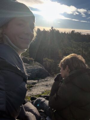 Eva Röse Instagram - Måndag. Tänker på veckan som gick.
Allt man gör. Livet.
Lunch med Talmannen i Riksdagen. Exklusivt samtal om viktiga saker. Upplyft.. Intim middag med ikonen Isabella Rosselini i regi av Filmfestivalen. Inspirerad. Firade älskad vän som fyllde 40. Lycklig. Jubileum med ljuvliga kollegor som läser in ljudböcker. Livlig. Begravde en älskad älskad vän alldeles i helvete för tidigt. Förkrossad. Hämtade tröst i naturen med en av pojkarna. Mjuk. Polisanmälde storbolag och skapade rubriker tillsammans med livsviktiga organisationen ChildX. Eldad. Var på Tutancamon utställning med VR. Tveksam. Landade i skrivarlyan för att tänka i tystnad. Tacksam. Men grundledsen för förlusten av Lisa. Tänker på alla som förlorar sina älskade. Föräldrar,barn,familj. Tänder ljus. Tar sats för denna vecka. 🕯️❤️(Vad gör ni?) @sveriges_riksdag @talman.andreas.norlen @isabellarossellini @stockholmfilmfestival @broomeemma @idaanderssooon @lisaknappjohnson @childxfoundation #bonnieraudio @hallgrenfrida @mirja_turestedt @millhagenlivia @ellenjelinek @albertbonniersforlag