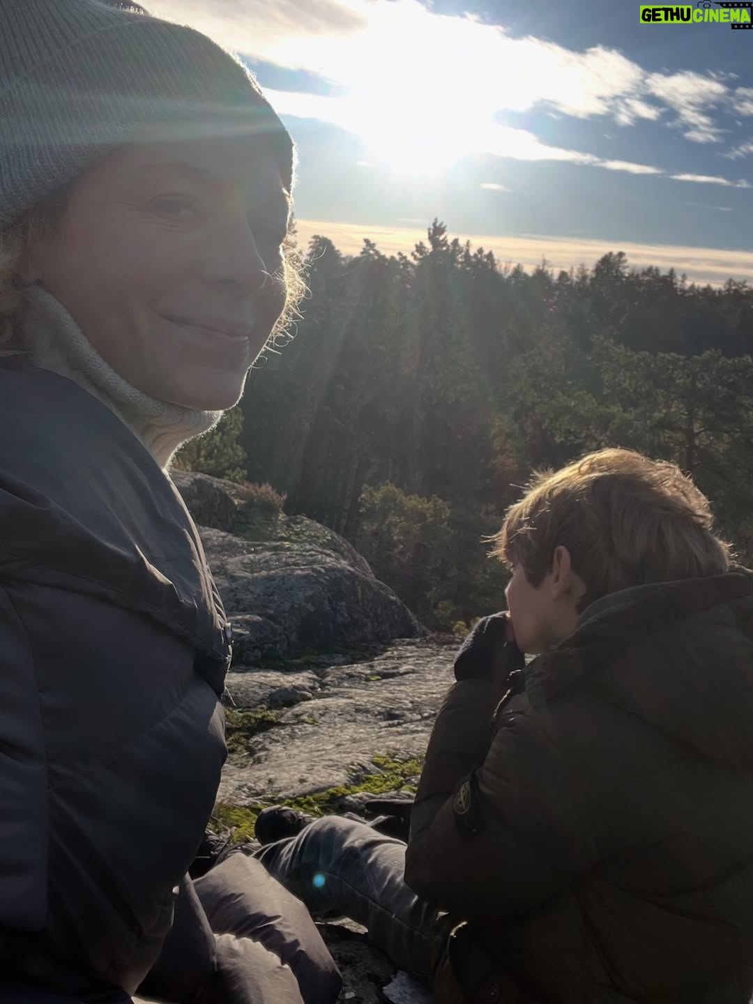 Eva Röse - 6.2K Likes - Måndag. Tänker på veckan som gick.
Allt man gör. Livet.
Lunch med Talmannen i Riksdagen. Exklusivt samtal om viktiga saker. Upplyft.. Intim middag med ikonen Isabella Rosselini i regi av Filmfestivalen. Inspirerad. Firade älskad vän som fyllde 40. Lycklig. Jubileum med ljuvliga kollegor som läser in ljudböcker. Livlig. Begravde en älskad älskad vän alldeles i helvete för tidigt. Förkrossad. Hämtade tröst i naturen med en av pojkarna. Mjuk. Polisanmälde storbolag och skapade rubriker tillsammans med livsviktiga organisationen ChildX. Eldad. Var på Tutancamon utställning med VR. Tveksam. Landade i skrivarlyan för att tänka i tystnad. Tacksam. Men grundledsen för förlusten av Lisa. Tänker på alla som förlorar sina älskade. Föräldrar,barn,familj. Tänder ljus. Tar sats för denna vecka. 🕯️❤️(Vad gör ni?) @sveriges_riksdag @talman.andreas.norlen @isabellarossellini @stockholmfilmfestival @broomeemma @idaanderssooon @lisaknappjohnson @childxfoundation #bonnieraudio @hallgrenfrida @mirja_turestedt @millhagenlivia @ellenjelinek @albertbonniersforlag