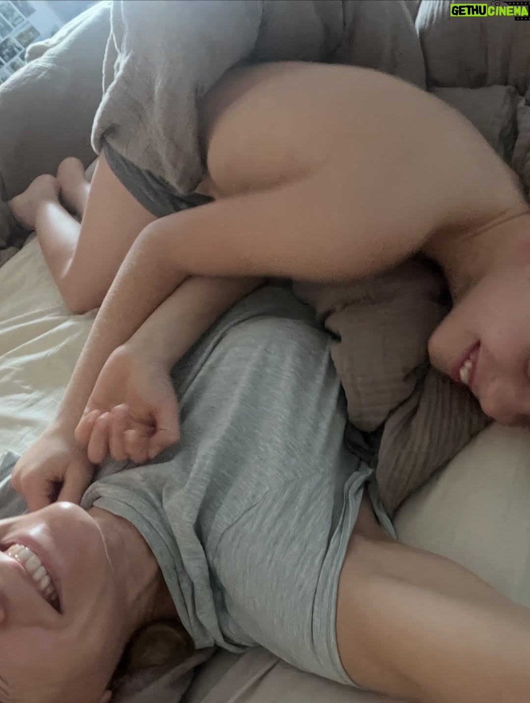Eva Röse - 6.2K Likes - Måndag. Tänker på veckan som gick.
Allt man gör. Livet.
Lunch med Talmannen i Riksdagen. Exklusivt samtal om viktiga saker. Upplyft.. Intim middag med ikonen Isabella Rosselini i regi av Filmfestivalen. Inspirerad. Firade älskad vän som fyllde 40. Lycklig. Jubileum med ljuvliga kollegor som läser in ljudböcker. Livlig. Begravde en älskad älskad vän alldeles i helvete för tidigt. Förkrossad. Hämtade tröst i naturen med en av pojkarna. Mjuk. Polisanmälde storbolag och skapade rubriker tillsammans med livsviktiga organisationen ChildX. Eldad. Var på Tutancamon utställning med VR. Tveksam. Landade i skrivarlyan för att tänka i tystnad. Tacksam. Men grundledsen för förlusten av Lisa. Tänker på alla som förlorar sina älskade. Föräldrar,barn,familj. Tänder ljus. Tar sats för denna vecka. 🕯️❤️(Vad gör ni?) @sveriges_riksdag @talman.andreas.norlen @isabellarossellini @stockholmfilmfestival @broomeemma @idaanderssooon @lisaknappjohnson @childxfoundation #bonnieraudio @hallgrenfrida @mirja_turestedt @millhagenlivia @ellenjelinek @albertbonniersforlag