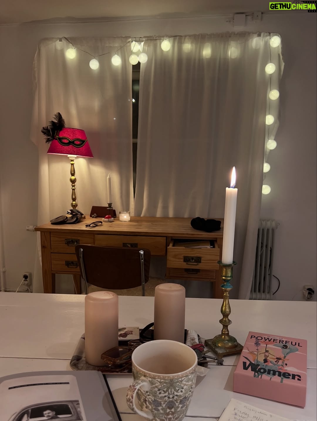 Eva Röse - 6.2K Likes - Måndag. Tänker på veckan som gick.
Allt man gör. Livet.
Lunch med Talmannen i Riksdagen. Exklusivt samtal om viktiga saker. Upplyft.. Intim middag med ikonen Isabella Rosselini i regi av Filmfestivalen. Inspirerad. Firade älskad vän som fyllde 40. Lycklig. Jubileum med ljuvliga kollegor som läser in ljudböcker. Livlig. Begravde en älskad älskad vän alldeles i helvete för tidigt. Förkrossad. Hämtade tröst i naturen med en av pojkarna. Mjuk. Polisanmälde storbolag och skapade rubriker tillsammans med livsviktiga organisationen ChildX. Eldad. Var på Tutancamon utställning med VR. Tveksam. Landade i skrivarlyan för att tänka i tystnad. Tacksam. Men grundledsen för förlusten av Lisa. Tänker på alla som förlorar sina älskade. Föräldrar,barn,familj. Tänder ljus. Tar sats för denna vecka. 🕯️❤️(Vad gör ni?) @sveriges_riksdag @talman.andreas.norlen @isabellarossellini @stockholmfilmfestival @broomeemma @idaanderssooon @lisaknappjohnson @childxfoundation #bonnieraudio @hallgrenfrida @mirja_turestedt @millhagenlivia @ellenjelinek @albertbonniersforlag