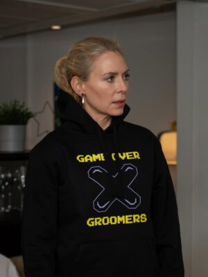 Eva Röse Instagram - Så. Vi kämpar på och ger och aldrig. Stora saker i görningen folks . Men vi behöver er hjälp!

Vi är  700  underskrifter från att nå 20 000 namnunderskrifter för att stoppa sajter som normaliserar eller möjliggör övergrepp mot barn och det är en gräns som visar regeringen att tusentals svenskar kräver förändring!

När ChildX polisanmälde försäljningen av barnliknande s*xdockor tvingades Amazon att backa. Men inte för att svensk lag skyddar barn utan för att vi skapade opinion.

Nu rapporterar allt fler internationella medier om att Sverige tillåter produkter som normaliserar sexuella övergrepp mot barn. 
Trycket ökar. Regeringen pressas - och NU har justitieminister Gunnar Strömmer kallat oss till möte. Men ett möte räcker inte. Det krävs handling och det krävs nu.

Med din hjälp kommer vi över den sista tröskeln! 
Dela uppropet vidare så att vi tillsammans kan lämna över 20 000 höjda röster på mötet med justitieministern nu på

”Barns kroppas är inte till salu. Varken som s*xdockor eller i verkligheten. Jag står med ChildX och kräver att regeringen agerar omedelbart för att stoppa tillgången till plattformar som möjliggör, marknadsför eller normaliserar sexuella övergrepp på barn. Ett enda namn kan avgöra om politiken väljer att agera eller låta barnen vänta. Tillsammans når vi 20 000 namn!” Lägger länk i bio också!

👉 Agera med oss idag - för att barns kroppar aldrig ska vara till salu! 
https://enkat.typeform.com/to/fY5kvMOP?typeform-source=childx.se