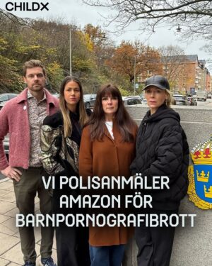 Eva Röse Instagram - 🚨 ChildX polisanmäler Amazon för barnpornografibrott 🚨

Vi har idag polisanmält Amazon och andra e-handelsplattformar för försäljning av s*xdockor med tydligt barnlikt utseende. Produkterna är omkring en meter långa, ofta klädda i skoluniform och marknadsförs i en sexualiserad kontext, något som enligt svensk lag kan utgöra barnpornografibrott.

Polisanmälan görs tillsammans med ChildX ambassadörer @mariadufva och @missevarose 

– Vi polisanmäler eftersom dessa produkter sexualiserar barn, normaliserar övergrepp och ökar efterfrågan. Det är oacceptabelt att sådant material finns öppet tillgängligt, säger Ida Östensson, generalsekreterare ChildX.

Liknande försäljning har tidigare lett till statliga åtgärder utomlands, bland annat mot Shein i Frankrike.

❗ChildX lyfter behovet av skärpta verktyg för att stoppa spridning och försäljning av sexualiserande produkter. Var fjärde barn i Sverige har utsatts för grooming före 15 års ålder, och sexuella övergrepp mot ersättning förekommer i genomsnitt i varje högstadie- och gymnasieklass.

– Sverige måste möjliggöra omedelbar blockering av plattformar som distribuerar barnpornografiskt material och tydliggöra att sexualiserade produkter som föreställer barn omfattas av straffansvar, säger ChildX ordförande Jacob Flärdh.

👉 Skriv under vårt upprop! Länken finns i ChildX biografi. 

Runt 6000 personer har redan skrivit under. Gör det du med för att visa att du står på barnens sida. Ditt stöd blir en del av vårt gemensamma upprop till regeringen.