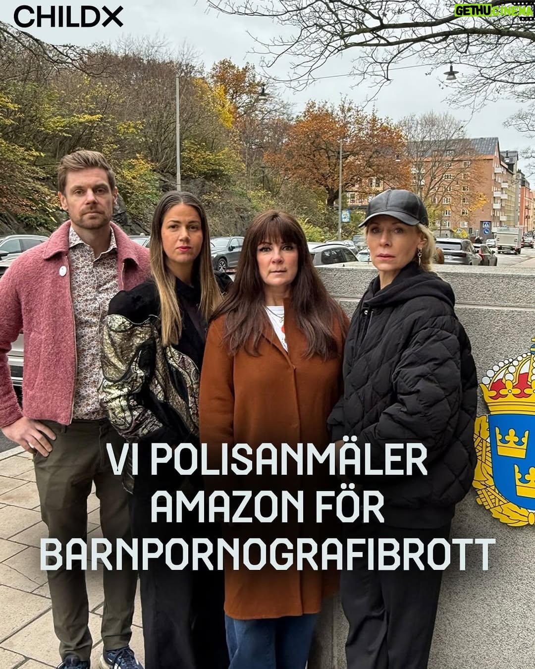 Eva Röse - 17.3K Likes - 🚨 ChildX polisanmäler Amazon för barnpornografibrott 🚨

Vi har idag polisanmält Amazon och andra e-handelsplattformar för försäljning av s*xdockor med tydligt barnlikt utseende. Produkterna är omkring en meter långa, ofta klädda i skoluniform och marknadsförs i en sexualiserad kontext, något som enligt svensk lag kan utgöra barnpornografibrott.

Polisanmälan görs tillsammans med ChildX ambassadörer @mariadufva och @missevarose 

– Vi polisanmäler eftersom dessa produkter sexualiserar barn, normaliserar övergrepp och ökar efterfrågan. Det är oacceptabelt att sådant material finns öppet tillgängligt, säger Ida Östensson, generalsekreterare ChildX.

Liknande försäljning har tidigare lett till statliga åtgärder utomlands, bland annat mot Shein i Frankrike.

❗ChildX lyfter behovet av skärpta verktyg för att stoppa spridning och försäljning av sexualiserande produkter. Var fjärde barn i Sverige har utsatts för grooming före 15 års ålder, och sexuella övergrepp mot ersättning förekommer i genomsnitt i varje högstadie- och gymnasieklass.

– Sverige måste möjliggöra omedelbar blockering av plattformar som distribuerar barnpornografiskt material och tydliggöra att sexualiserade produkter som föreställer barn omfattas av straffansvar, säger ChildX ordförande Jacob Flärdh.

👉 Skriv under vårt upprop! Länken finns i ChildX biografi. 

Runt 6000 personer har redan skrivit under. Gör det du med för att visa att du står på barnens sida. Ditt stöd blir en del av vårt gemensamma upprop till regeringen.