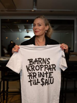 Eva Röse Instagram - Så. Vi kämpar på och ger och aldrig. Stora saker i görningen folks . Men vi behöver er hjälp!

Vi är  700  underskrifter från att nå 20 000 namnunderskrifter för att stoppa sajter som normaliserar eller möjliggör övergrepp mot barn och det är en gräns som visar regeringen att tusentals svenskar kräver förändring!

När ChildX polisanmälde försäljningen av barnliknande s*xdockor tvingades Amazon att backa. Men inte för att svensk lag skyddar barn utan för att vi skapade opinion.

Nu rapporterar allt fler internationella medier om att Sverige tillåter produkter som normaliserar sexuella övergrepp mot barn. 
Trycket ökar. Regeringen pressas - och NU har justitieminister Gunnar Strömmer kallat oss till möte. Men ett möte räcker inte. Det krävs handling och det krävs nu.

Med din hjälp kommer vi över den sista tröskeln! 
Dela uppropet vidare så att vi tillsammans kan lämna över 20 000 höjda röster på mötet med justitieministern nu på

”Barns kroppas är inte till salu. Varken som s*xdockor eller i verkligheten. Jag står med ChildX och kräver att regeringen agerar omedelbart för att stoppa tillgången till plattformar som möjliggör, marknadsför eller normaliserar sexuella övergrepp på barn. Ett enda namn kan avgöra om politiken väljer att agera eller låta barnen vänta. Tillsammans når vi 20 000 namn!” Lägger länk i bio också!

👉 Agera med oss idag - för att barns kroppar aldrig ska vara till salu! 
https://enkat.typeform.com/to/fY5kvMOP?typeform-source=childx.se