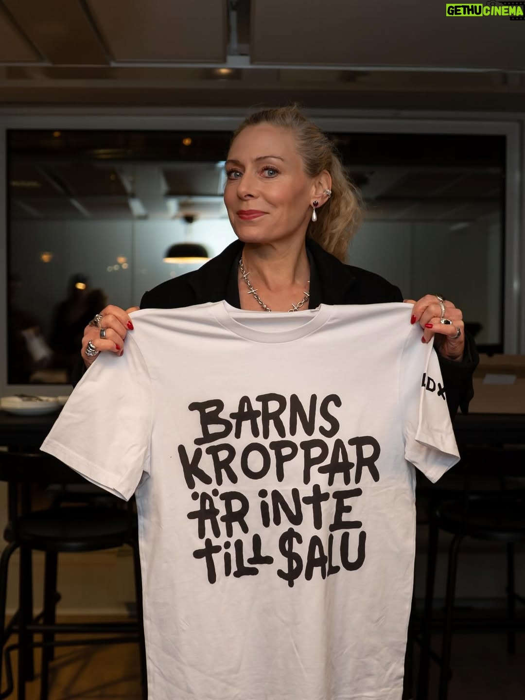 Eva Röse - 8.4K Likes - Så. Vi kämpar på och ger och aldrig. Stora saker i görningen folks . Men vi behöver er hjälp!

Vi är  700  underskrifter från att nå 20 000 namnunderskrifter för att stoppa sajter som normaliserar eller möjliggör övergrepp mot barn och det är en gräns som visar regeringen att tusentals svenskar kräver förändring!

När ChildX polisanmälde försäljningen av barnliknande s*xdockor tvingades Amazon att backa. Men inte för att svensk lag skyddar barn utan för att vi skapade opinion.

Nu rapporterar allt fler internationella medier om att Sverige tillåter produkter som normaliserar sexuella övergrepp mot barn. 
Trycket ökar. Regeringen pressas - och NU har justitieminister Gunnar Strömmer kallat oss till möte. Men ett möte räcker inte. Det krävs handling och det krävs nu.

Med din hjälp kommer vi över den sista tröskeln! 
Dela uppropet vidare så att vi tillsammans kan lämna över 20 000 höjda röster på mötet med justitieministern nu på

”Barns kroppas är inte till salu. Varken som s*xdockor eller i verkligheten. Jag står med ChildX och kräver att regeringen agerar omedelbart för att stoppa tillgången till plattformar som möjliggör, marknadsför eller normaliserar sexuella övergrepp på barn. Ett enda namn kan avgöra om politiken väljer att agera eller låta barnen vänta. Tillsammans når vi 20 000 namn!” Lägger länk i bio också!

👉 Agera med oss idag - för att barns kroppar aldrig ska vara till salu! 
https://enkat.typeform.com/to/fY5kvMOP?typeform-source=childx.se