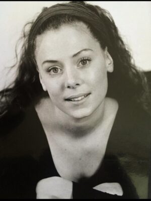 Eva Röse Instagram - Tbt. Jag är 21 år gammal och går på scenskolan. Har fått praktik på Dramaten och går oftast i kängor och klänning. Lyssnar på Hand in My pocket  och Untouchable face på repeat. Lite Dead can dance och Hole - Celebrity skin också om jag minns rätt… Jag läste Kristina Lugn , Bruno K Öijer och Wislawa  Zsymborska och drack bara Lapsang.
Inte mkt har förändrats. Ev har låtlistan utökats. En aning. ⭐️⏳