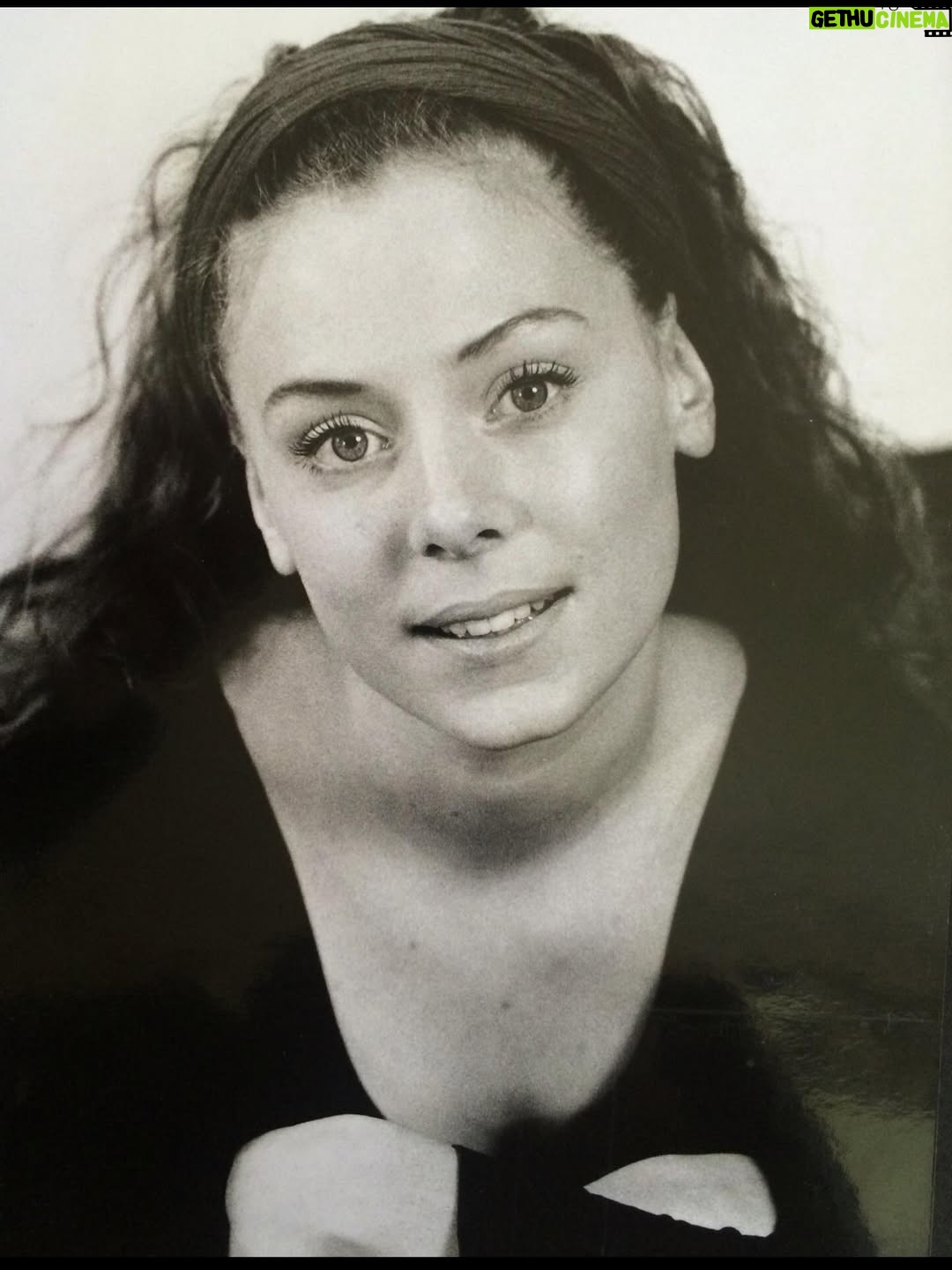 Eva Röse - 16.9K Likes - Tbt. Jag är 21 år gammal och går på scenskolan. Har fått praktik på Dramaten och går oftast i kängor och klänning. Lyssnar på Hand in My pocket  och Untouchable face på repeat. Lite Dead can dance och Hole - Celebrity skin också om jag minns rätt… Jag läste Kristina Lugn , Bruno K Öijer och Wislawa  Zsymborska och drack bara Lapsang.
Inte mkt har förändrats. Ev har låtlistan utökats. En aning. ⭐️⏳