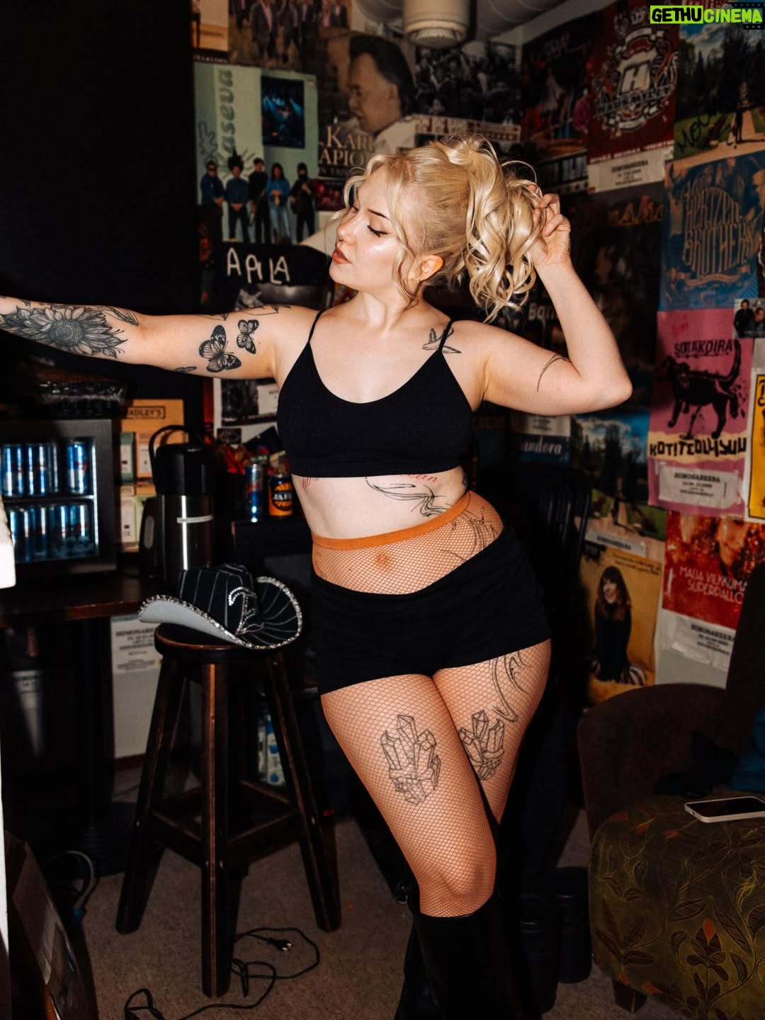 Evelina - 7.2K Likes - Honey Tourii viel yks keikka jäljellä, tuu Turkuun Apolloon 5.12. <3 :p