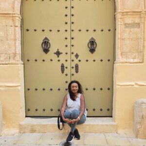 Fabienne Colas Instagram - Ça vous arrive d'apprécier un moment calme, seule, où vous pouvez enfin écouter le son du silence? 

J'ai pu le faire récemment, sous lr chaud soleil de Malte, le plus petit pays de l'Europe, qui a une riche histoire et une inspirante culture! 

Rester loin de l'action pour mieux se retrouver et réflechir, même pour un court moment: un vrai privilège dans un monde où tout va si vite... ça m'inspire. Et ensuite je suis prête à enchainer 15 heures de travail (I looove my job)! 

Et vous, quel est votre moment zen préféré?

#beauxsouvenirs #throwbackpic #inspiration #travelingram #travel #travellingthroughtheworld #memories #sunshine #sunnyday