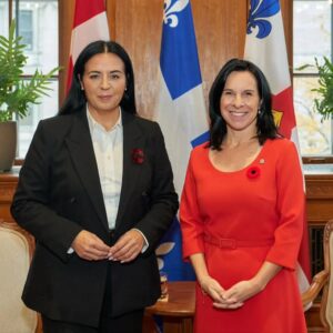Fabienne Colas Instagram - Aujourd’hui, Montréal écrit non pas une, mais deux pages historiques.

D’un côté (à droite de la photo), Valérie Plante @val_plante, première femme élue mairesse de Montréal, celle qui a ouvert la voie, brisé un plafond de verre et osé redéfinir le leadership féminin dans notre métropole. Je n’avais pas manqué son assermentation, un moment qui a marqué l’histoire.

De l’autre (à gauche de la photo), Soraya Martinez Ferrada @sorayamartinezferrada, qui devient aujourd’hui la première personne immigrante et la première femme latino-américaine élue à la tête de la Ville de Montréal. Un symbole immense d’inclusion, de représentativité et d’audace. Et je ne pourrais certainement pas manquer son assermentation ce soir (13 novembre 2025), un autre moment historique, différent, mais tout aussi puissant.

Voir ces deux femmes côte à côte, l’une passant le flambeau à l’autre, c’est voir Montréal dans toute sa force :

Une ville audacieuse.
Une ville visionnaire.
Une ville ouverte, inclusive, fièrement bâtie par ses diversités.

C’est pour cela que j’aime Montréal. Et c’est pour cela que je crois en son avenir.

Vive la diversité.
Vive l’immigration.
Vive l’ouverture.
Vive Montréal. ❤️🤍💙
