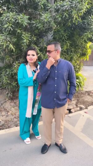 Faiza Saleem Instagram - PEHLE KABHI KHOOBSURAT ADMI NAI DEKHA KYA š¤·š»āāļø
#faizasaleem #funnyvideos #fyp #viral #explore #karachi #pakistan #husband #wife