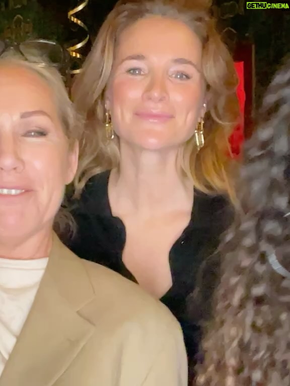 Fajah Lourens - 2.4K Likes - Vandaag lanceerde ik met heel veel trots mijn 28-delige kaartenset Leven volgens de cyclus van de vrouw.
Een handleiding voor mannen om de hormonen en alle perikelen van de vrouw beter te begrijpen, om dichter bij elkaar te komen en meer verbinding te creëren.

Verbinding en begrip daar draait het om.
Het idee is ontstaan door mijn vriend en vervolgens door mij uitgewerkt. Ons allereerste product samen, waar ik ongelooflijk trots op ben.

Dankjewel aan iedereen voor jullie komst, er mag meer begrip komen voor dit onderwerp. Dankjewel @caffebattito @ohmyboothnl @dutchhomemade_macarons  @chocolatemakers @killerbodyfood voor de goodybags.  En @ontbijt_deluxe voor de food.