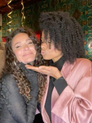 Fajah Lourens Instagram - Vandaag lanceerde ik met heel veel trots mijn 28-delige kaartenset Leven volgens de cyclus van de vrouw.
Een handleiding voor mannen om de hormonen en alle perikelen van de vrouw beter te begrijpen, om dichter bij elkaar te komen en meer verbinding te creëren.

Verbinding en begrip daar draait het om.
Het idee is ontstaan door mijn vriend en vervolgens door mij uitgewerkt. Ons allereerste product samen, waar ik ongelooflijk trots op ben.

Dankjewel aan iedereen voor jullie komst, er mag meer begrip komen voor dit onderwerp. Dankjewel @caffebattito @ohmyboothnl @dutchhomemade_macarons  @chocolatemakers @killerbodyfood voor de goodybags.  En @ontbijt_deluxe voor de food.