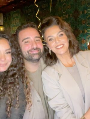 Fajah Lourens Instagram - Vandaag lanceerde ik met heel veel trots mijn 28-delige kaartenset Leven volgens de cyclus van de vrouw.
Een handleiding voor mannen om de hormonen en alle perikelen van de vrouw beter te begrijpen, om dichter bij elkaar te komen en meer verbinding te creëren.

Verbinding en begrip daar draait het om.
Het idee is ontstaan door mijn vriend en vervolgens door mij uitgewerkt. Ons allereerste product samen, waar ik ongelooflijk trots op ben.

Dankjewel aan iedereen voor jullie komst, er mag meer begrip komen voor dit onderwerp. Dankjewel @caffebattito @ohmyboothnl @dutchhomemade_macarons  @chocolatemakers @killerbodyfood voor de goodybags.  En @ontbijt_deluxe voor de food.
