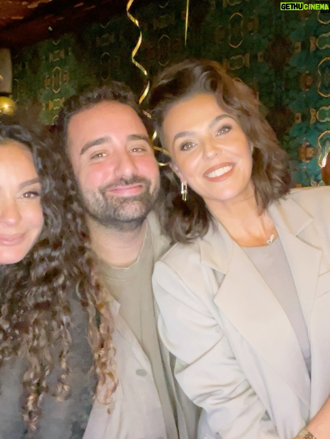 Fajah Lourens - 2.4K Likes - Vandaag lanceerde ik met heel veel trots mijn 28-delige kaartenset Leven volgens de cyclus van de vrouw.
Een handleiding voor mannen om de hormonen en alle perikelen van de vrouw beter te begrijpen, om dichter bij elkaar te komen en meer verbinding te creëren.

Verbinding en begrip daar draait het om.
Het idee is ontstaan door mijn vriend en vervolgens door mij uitgewerkt. Ons allereerste product samen, waar ik ongelooflijk trots op ben.

Dankjewel aan iedereen voor jullie komst, er mag meer begrip komen voor dit onderwerp. Dankjewel @caffebattito @ohmyboothnl @dutchhomemade_macarons  @chocolatemakers @killerbodyfood voor de goodybags.  En @ontbijt_deluxe voor de food.