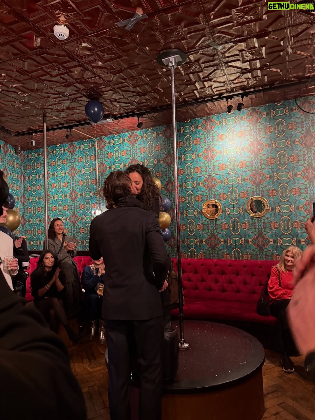 Fajah Lourens - 2.4K Likes - Vandaag lanceerde ik met heel veel trots mijn 28-delige kaartenset Leven volgens de cyclus van de vrouw.
Een handleiding voor mannen om de hormonen en alle perikelen van de vrouw beter te begrijpen, om dichter bij elkaar te komen en meer verbinding te creëren.

Verbinding en begrip daar draait het om.
Het idee is ontstaan door mijn vriend en vervolgens door mij uitgewerkt. Ons allereerste product samen, waar ik ongelooflijk trots op ben.

Dankjewel aan iedereen voor jullie komst, er mag meer begrip komen voor dit onderwerp. Dankjewel @caffebattito @ohmyboothnl @dutchhomemade_macarons  @chocolatemakers @killerbodyfood voor de goodybags.  En @ontbijt_deluxe voor de food.