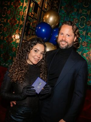 Fajah Lourens Instagram - Vandaag lanceerde ik met heel veel trots mijn 28-delige kaartenset Leven volgens de cyclus van de vrouw.
Een handleiding voor mannen om de hormonen en alle perikelen van de vrouw beter te begrijpen, om dichter bij elkaar te komen en meer verbinding te creëren.

Verbinding en begrip daar draait het om.
Het idee is ontstaan door mijn vriend en vervolgens door mij uitgewerkt. Ons allereerste product samen, waar ik ongelooflijk trots op ben.

Dankjewel aan iedereen voor jullie komst, er mag meer begrip komen voor dit onderwerp. Dankjewel @caffebattito @ohmyboothnl @dutchhomemade_macarons  @chocolatemakers @killerbodyfood voor de goodybags.  En @ontbijt_deluxe voor de food.