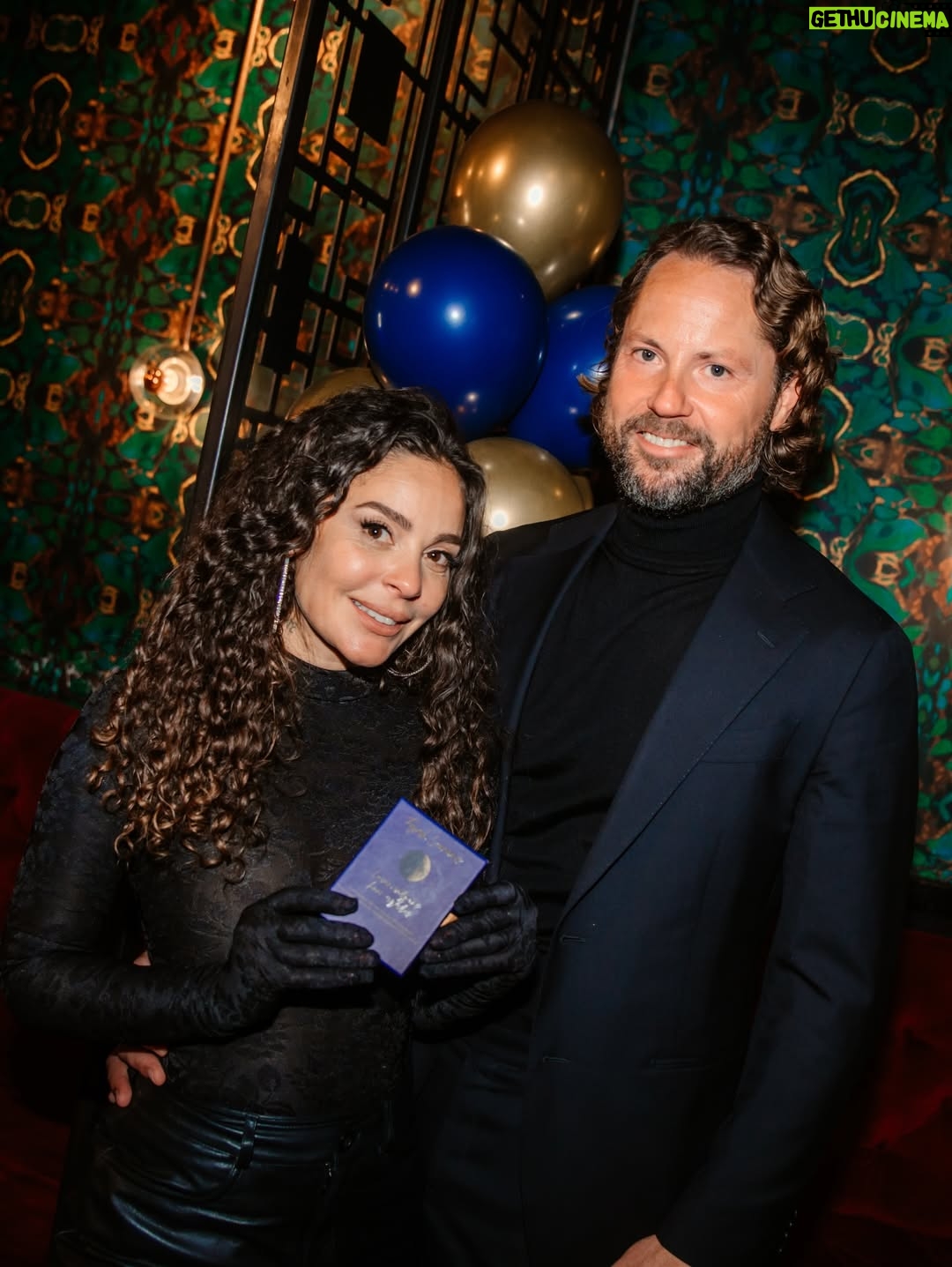 Fajah Lourens - 2.4K Likes - Vandaag lanceerde ik met heel veel trots mijn 28-delige kaartenset Leven volgens de cyclus van de vrouw.
Een handleiding voor mannen om de hormonen en alle perikelen van de vrouw beter te begrijpen, om dichter bij elkaar te komen en meer verbinding te creëren.

Verbinding en begrip daar draait het om.
Het idee is ontstaan door mijn vriend en vervolgens door mij uitgewerkt. Ons allereerste product samen, waar ik ongelooflijk trots op ben.

Dankjewel aan iedereen voor jullie komst, er mag meer begrip komen voor dit onderwerp. Dankjewel @caffebattito @ohmyboothnl @dutchhomemade_macarons  @chocolatemakers @killerbodyfood voor de goodybags.  En @ontbijt_deluxe voor de food.