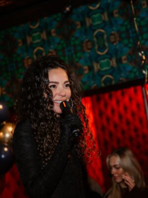 Fajah Lourens Instagram - Vandaag lanceerde ik met heel veel trots mijn 28-delige kaartenset Leven volgens de cyclus van de vrouw.
Een handleiding voor mannen om de hormonen en alle perikelen van de vrouw beter te begrijpen, om dichter bij elkaar te komen en meer verbinding te creëren.

Verbinding en begrip daar draait het om.
Het idee is ontstaan door mijn vriend en vervolgens door mij uitgewerkt. Ons allereerste product samen, waar ik ongelooflijk trots op ben.

Dankjewel aan iedereen voor jullie komst, er mag meer begrip komen voor dit onderwerp. Dankjewel @caffebattito @ohmyboothnl @dutchhomemade_macarons  @chocolatemakers @killerbodyfood voor de goodybags.  En @ontbijt_deluxe voor de food.