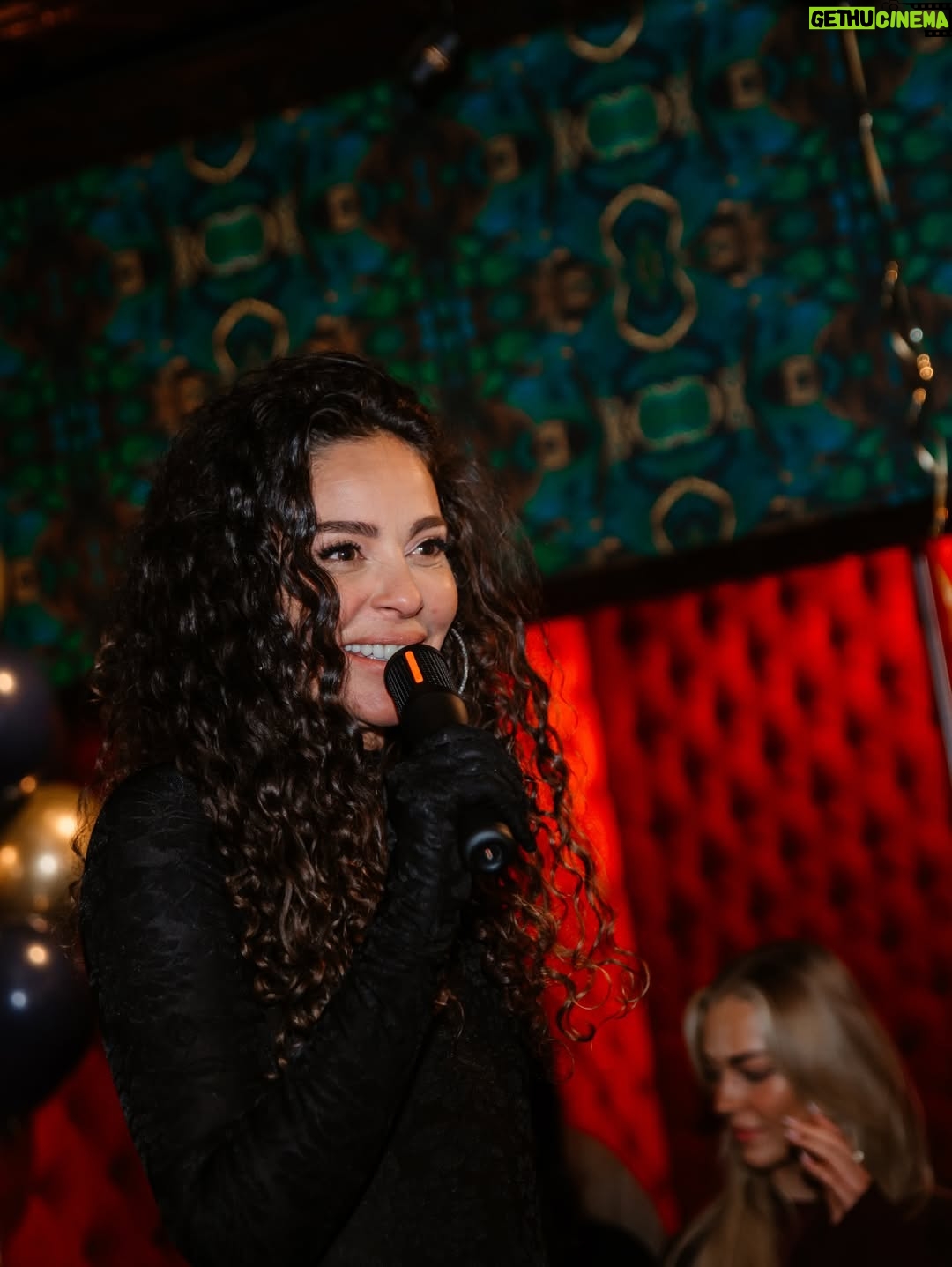 Fajah Lourens - 2.4K Likes - Vandaag lanceerde ik met heel veel trots mijn 28-delige kaartenset Leven volgens de cyclus van de vrouw.
Een handleiding voor mannen om de hormonen en alle perikelen van de vrouw beter te begrijpen, om dichter bij elkaar te komen en meer verbinding te creëren.

Verbinding en begrip daar draait het om.
Het idee is ontstaan door mijn vriend en vervolgens door mij uitgewerkt. Ons allereerste product samen, waar ik ongelooflijk trots op ben.

Dankjewel aan iedereen voor jullie komst, er mag meer begrip komen voor dit onderwerp. Dankjewel @caffebattito @ohmyboothnl @dutchhomemade_macarons  @chocolatemakers @killerbodyfood voor de goodybags.  En @ontbijt_deluxe voor de food.