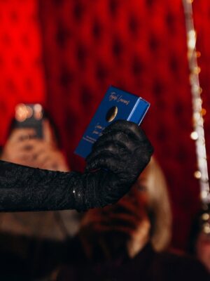 Fajah Lourens Instagram - Vandaag lanceerde ik met heel veel trots mijn 28-delige kaartenset Leven volgens de cyclus van de vrouw.
Een handleiding voor mannen om de hormonen en alle perikelen van de vrouw beter te begrijpen, om dichter bij elkaar te komen en meer verbinding te creëren.

Verbinding en begrip daar draait het om.
Het idee is ontstaan door mijn vriend en vervolgens door mij uitgewerkt. Ons allereerste product samen, waar ik ongelooflijk trots op ben.

Dankjewel aan iedereen voor jullie komst, er mag meer begrip komen voor dit onderwerp. Dankjewel @caffebattito @ohmyboothnl @dutchhomemade_macarons  @chocolatemakers @killerbodyfood voor de goodybags.  En @ontbijt_deluxe voor de food.