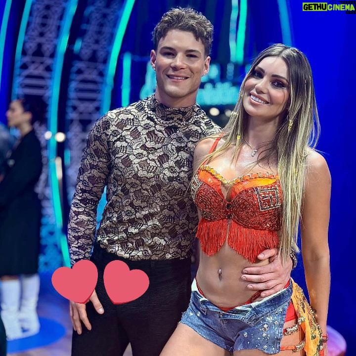 Faloon Larraguibel - 52.9K Likes - Mi amor, quiero que sepas que estoy demasiado orgullosa de ti. Entraste a una disciplina que no era tu mundo, empezaste desde cero, y aun así lo diste todo con una entrega que emociona. Tu crecimiento fue enorme, se notó en cada paso y en cada día que te levantaste a intentarlo otra vez.

Y no, no perdiste nada. Al contrario: ganaste experiencia, disciplina, carácter, y una versión tuya más fuerte y más segura. Eso vale muchísimo más que cualquier resultado.

De verdad admiro tu fuerza, tu constancia y tu capacidad de superarte.
Te amo y estoy contigo en cada desafío que venga.❤️ @raicerdahelfmann  #fiebredebaile