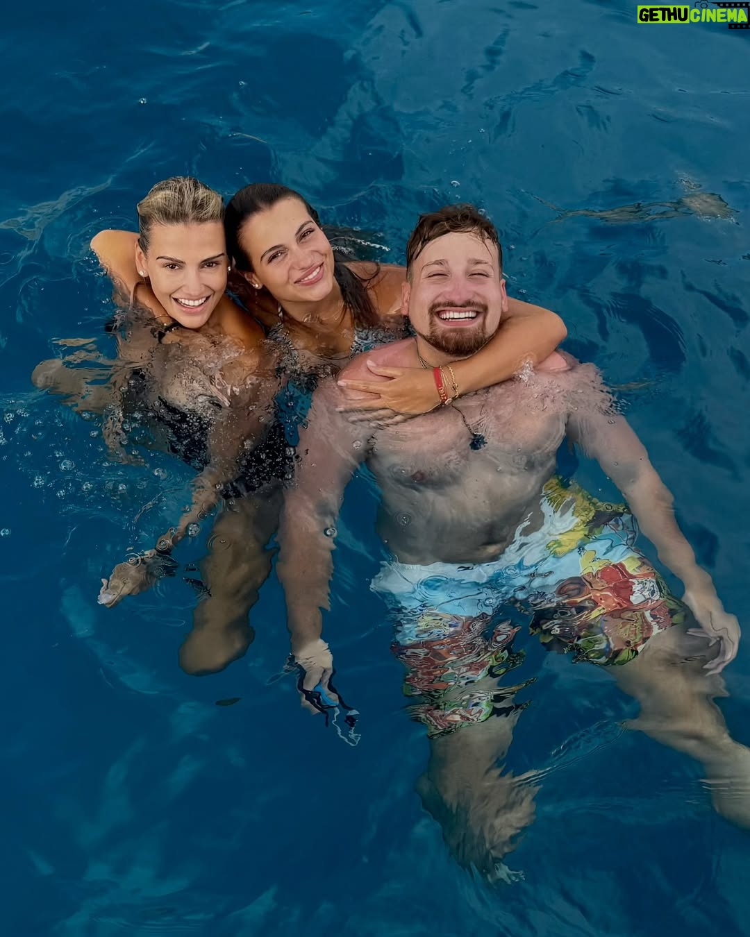 Fanny Lu - 9.9K Likes - Teo, mi amor, mi orgullo, mi cómplice.
Desde que llegaste me enseñaste lo que es amar sin medida, y desde entonces hemos crecido juntos, compartiendo más que vida: compartiendo sueños.
Hoy celebro al hombre increíble en el que te estás convirtiendo.

Te admiro, te aplaudo y te abrazo con todo lo que soy.
Gracias por hacerme esta canción, por llamarme cómplice, por regalarme tu amor en cada nota y en cada gesto.

Feliz cumpleaños, hijo de mi alma. 
💛 Te amo más de lo que las palabras alcanzan a decir. @nosoyteo_